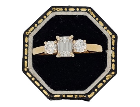 Diamond Trilogy Three Stone Ring 18ct Yellow Gold igi Certified E Colour Vs2 1.02ct Emerald & Brilliant Cut 